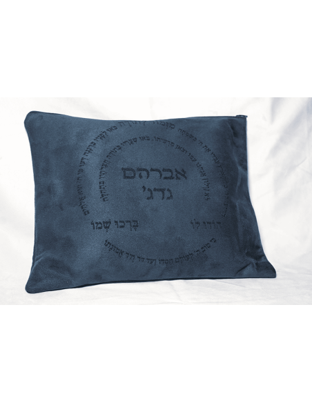 סט תיקי טלית ותפילין מדגם מזמור לתודה, בעבודת יד מזמש איכותי עם אפשרות להתאמה אישית.