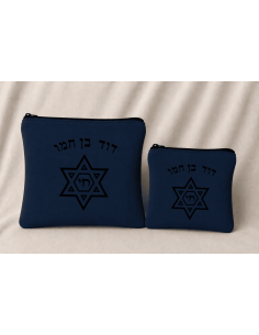 סט תיקי טלית ותפילין מדגם מגן דוד, בעבודת יד מזמש איכותי עם אפשרות להתאמה אישית.