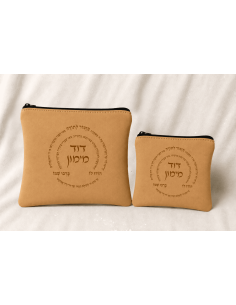 סט תיקי טלית ותפילין מדגם מזמור לתודה, בעבודת יד מזמש איכותי עם אפשרות להתאמה אישית.